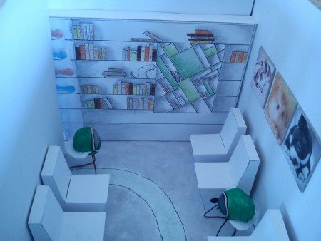 Várótermi könyvespolc